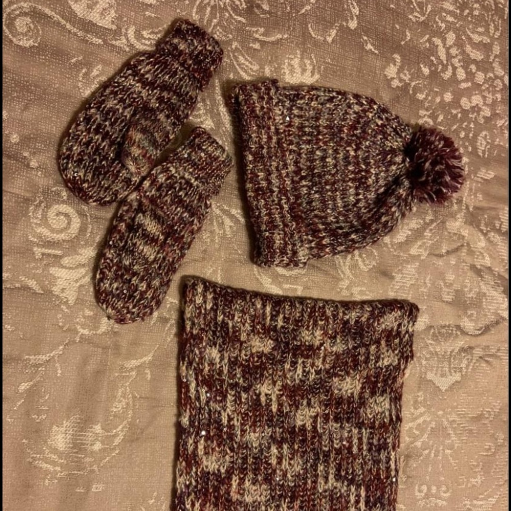 NWOT matching hat, mittens and infinity scarf set